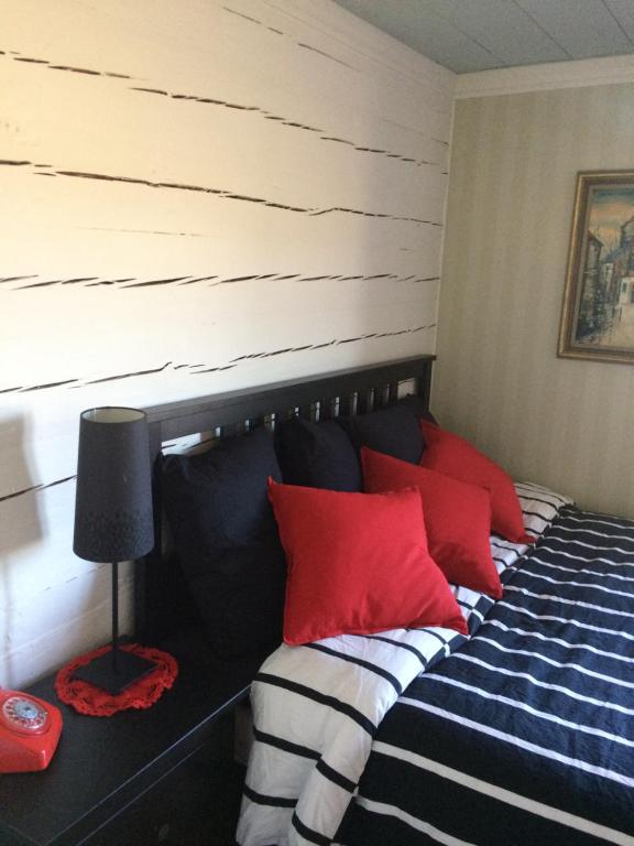 乌拉勒德Ameriden Bed and Breakfast的一间卧室配有红色和黑色枕头的床