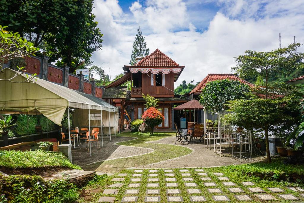 伦邦班塔尔牯岭别墅酒店的一个带桌椅的庭院