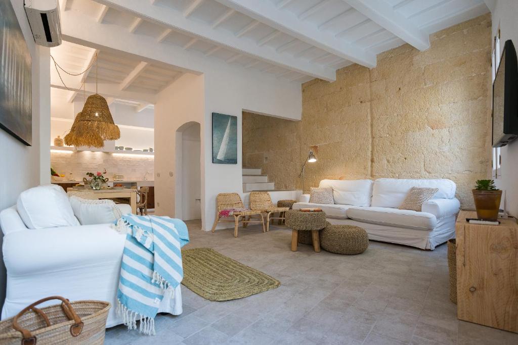 休达德亚roques的客厅配有白色的沙发和桌子