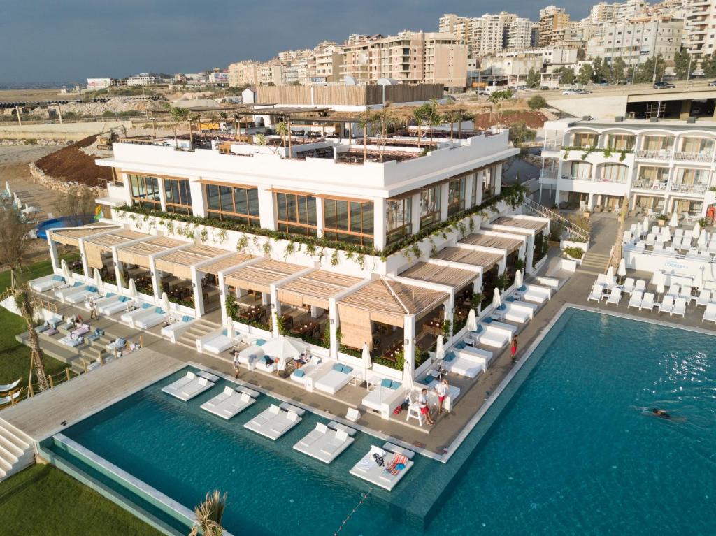KhaldahLa Siesta Hotel & Beach Resort的享有带游泳池的度假村的空中景致