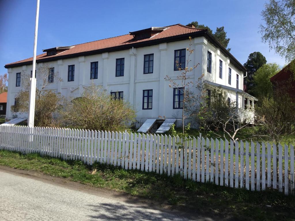 利勒哈默尔Overgaard的白色的旧房子,有白色的栅栏