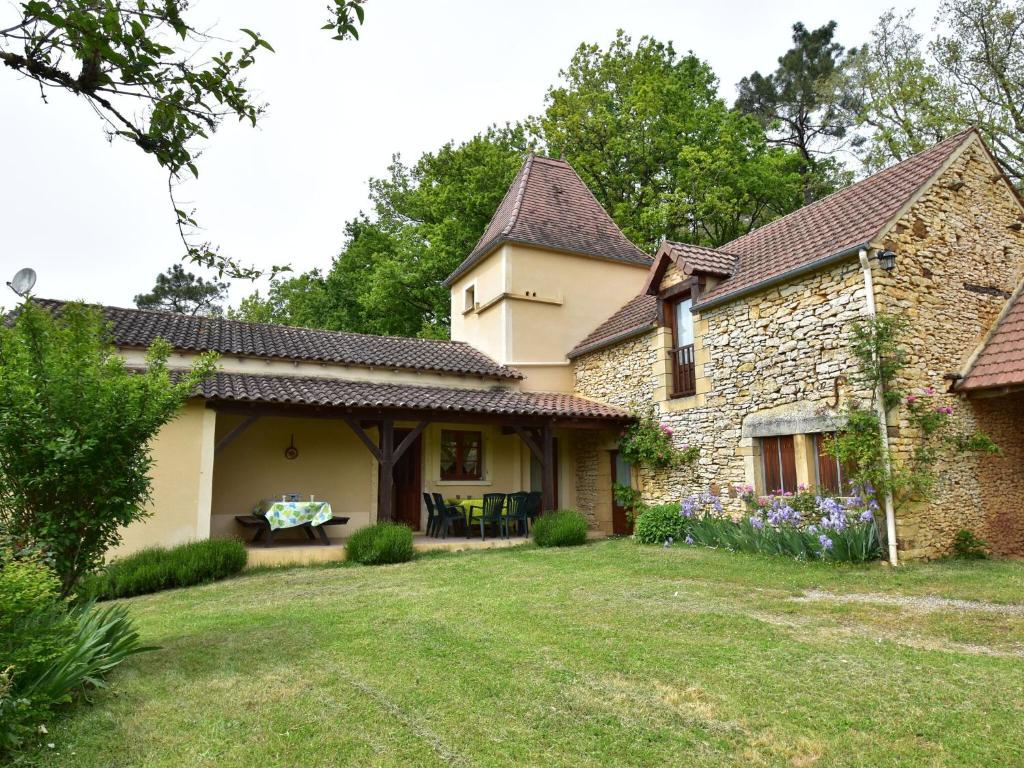CazalsHoliday home with private garden的石头房子,设有庭院和庭院