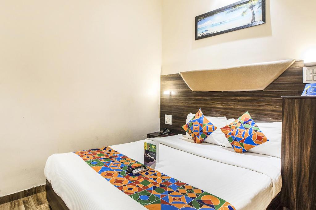 孟买Hotel Horizon的一间酒店客房,房间内设有两张床