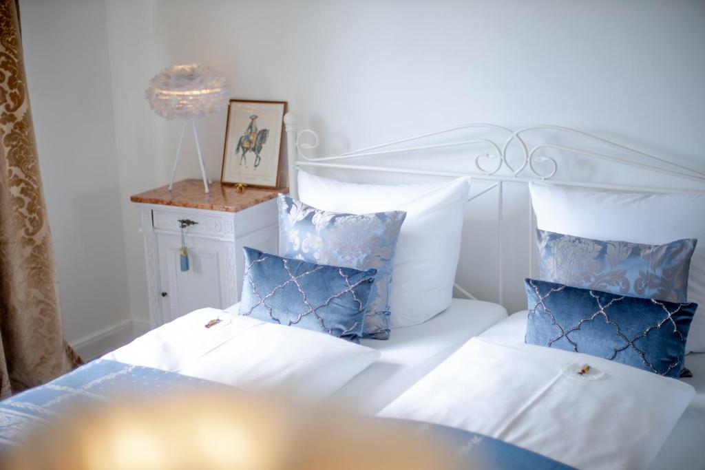 伊普霍芬DAS KLEINE HOTEL IPHOFEN, Iphofens kleines Secret的一间卧室配有白色床和蓝色枕头