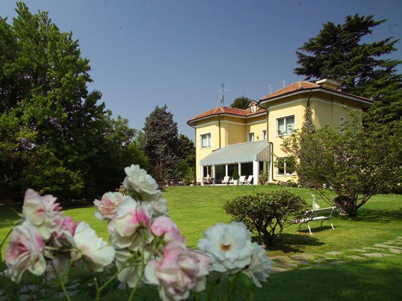 里沃利Villa La Maggiorana的前面有鲜花的大黄色房子