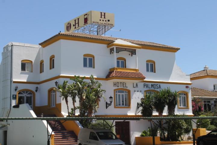 加苏莱斯堡拉帕尔摩萨酒店的一座白色的大建筑,前面有楼梯
