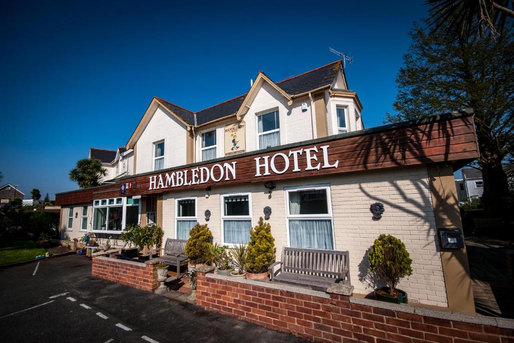 尚克林Hambledon Hotel的带有读取哈密尔顿酒店标志的酒店