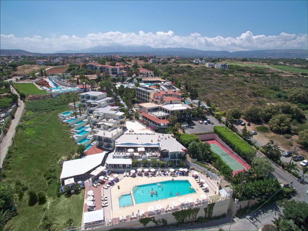 斯加雷塔Rethymno Mare Royal & Water Park的享有带游泳池的度假村的空中景致