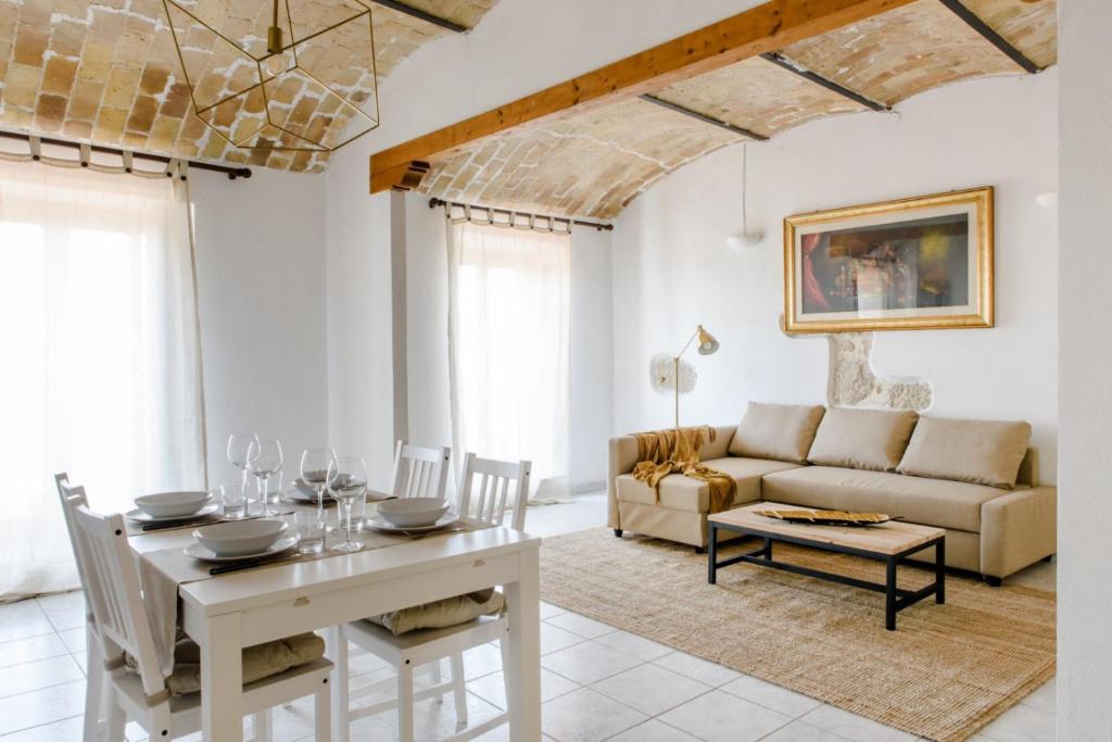 切拉诺LaVistaDeiSogni Antica的客厅配有桌子和沙发
