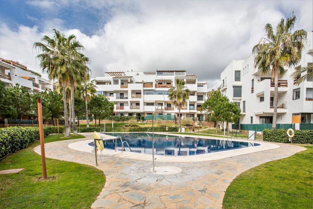 卡拉德米哈斯Lets in the Sun - Alamar La Cala de Mijas Apartments的大楼前的游泳池