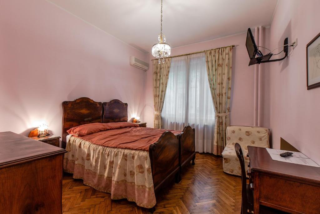 索非亚卡萨法拉利住宿加早餐旅馆的一间卧室设有一张大床和一个窗户。