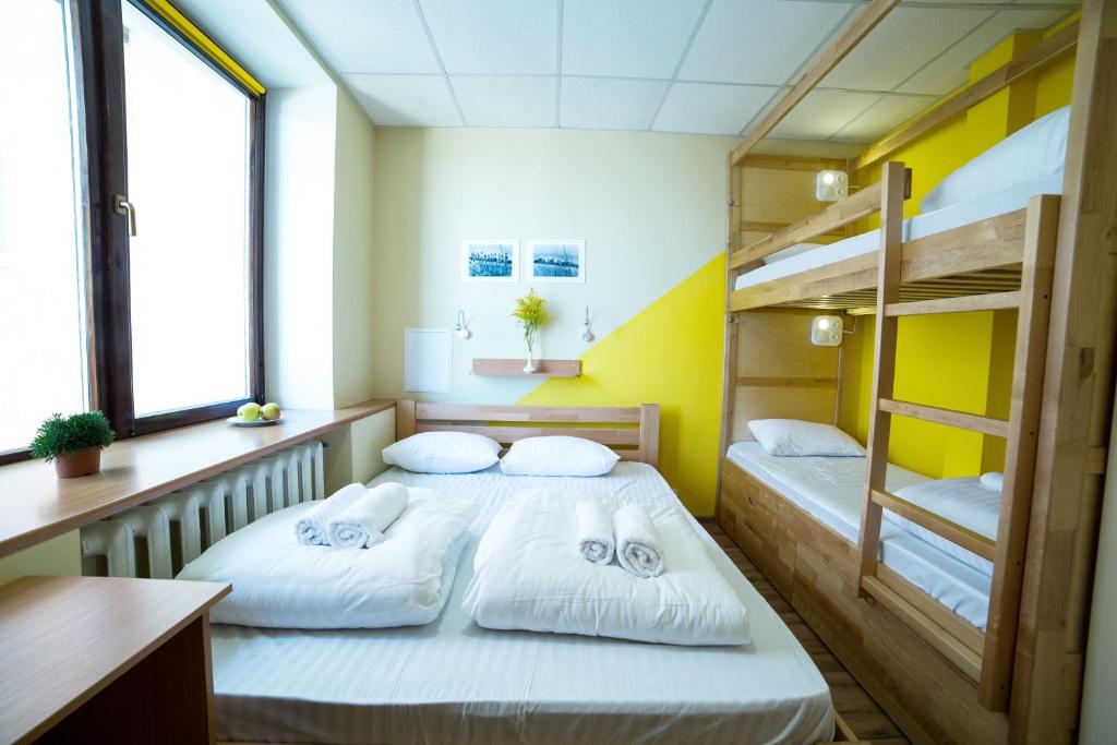波尔塔瓦DREAM Hostel Poltava的带两张双层床的客房中的两张床