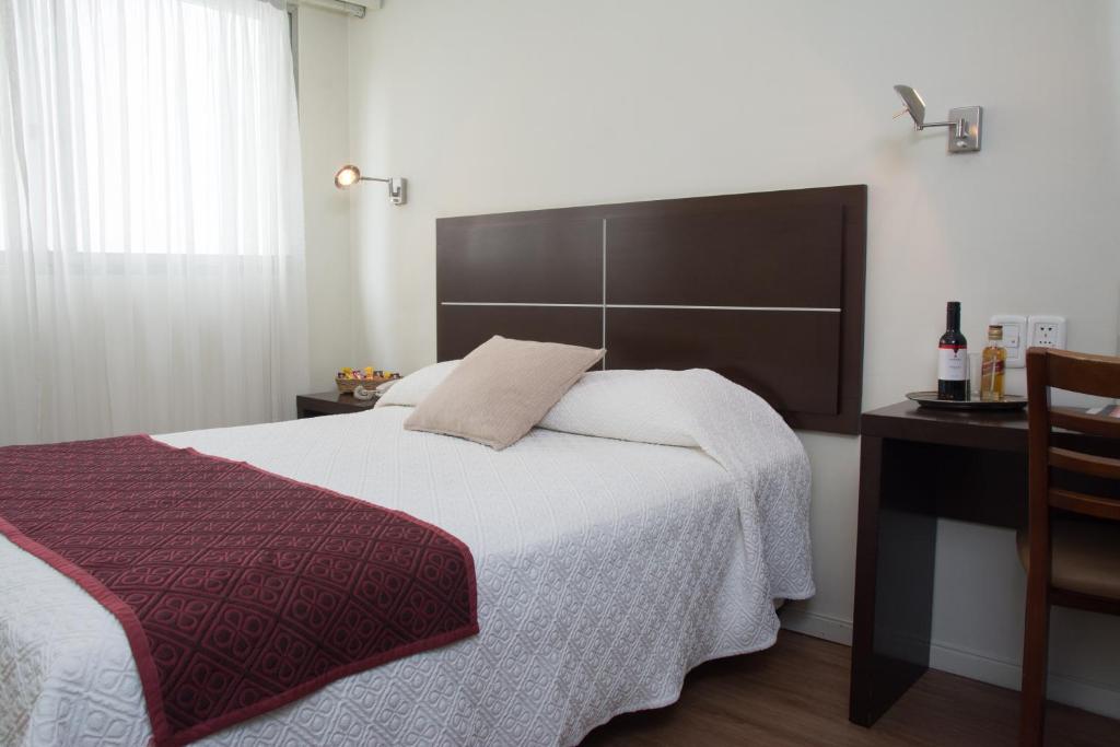 蒙得维的亚欧罗巴酒店的一间卧室配有一张大床和一张书桌
