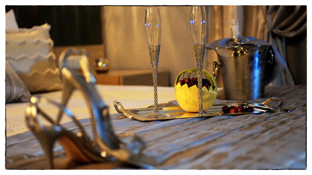 基尔基斯克里斯尼亚套房酒店的一张桌子,上面放着两杯酒和一杯樱桃