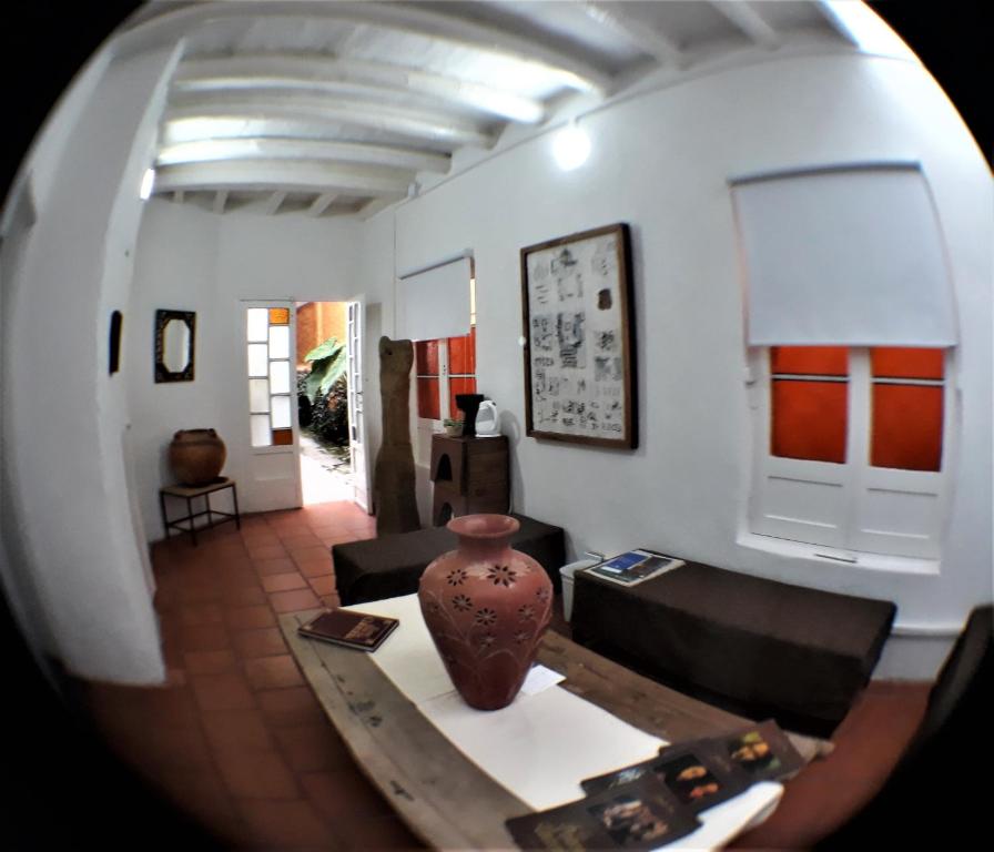 波哥大Casa-Arbol的客厅的景色,客厅配有花瓶