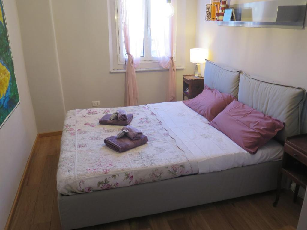 热那亚CAVOUR citra0461的一间卧室配有一张床,并备有2个拖鞋