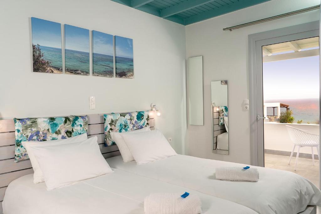 弗朗哥卡斯特隆Paradisos的海景卧室内的两张床