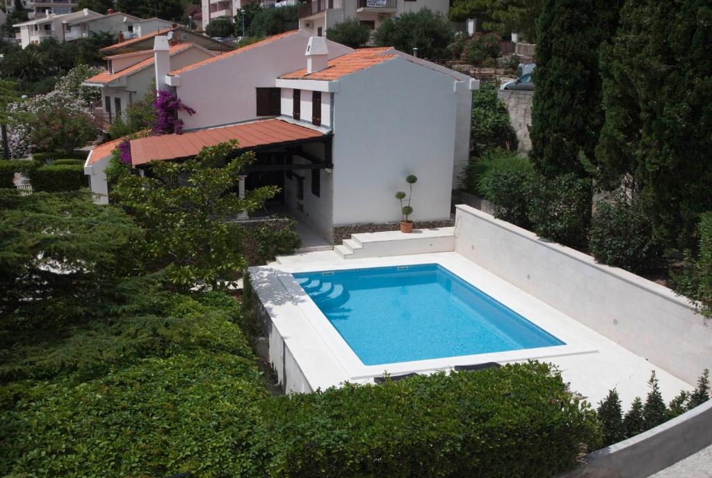 巴什卡沃达Villa Skalinada的享有带游泳池的房屋的空中景致