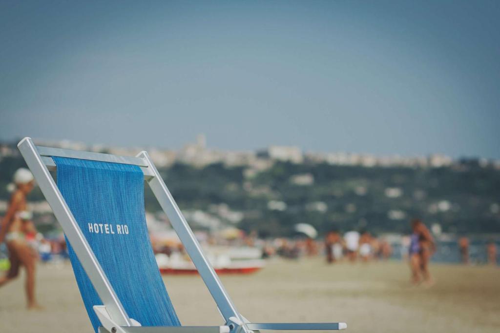 瓦斯托瑞欧酒店的海滩上一张蓝色沙滩椅