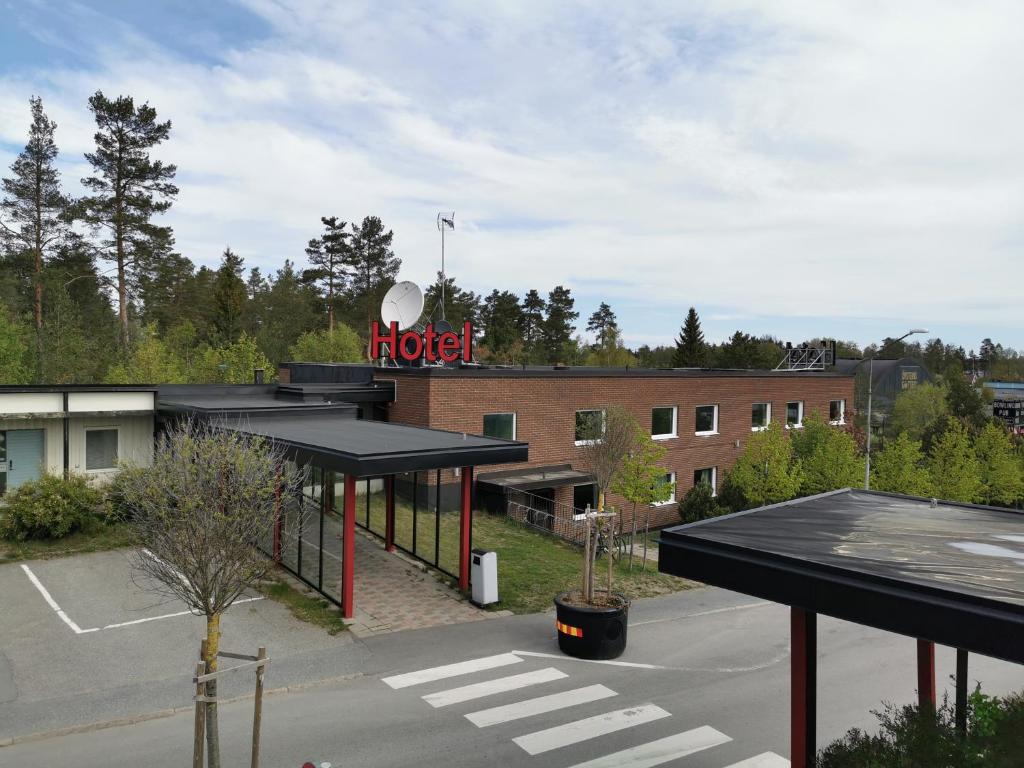 Laxå拉桑断点酒店的停车场大楼顶部的汽车旅馆标志