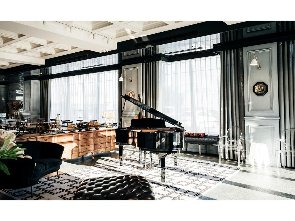 安平区安平‧留饭店的窗户间内有钢琴的房间