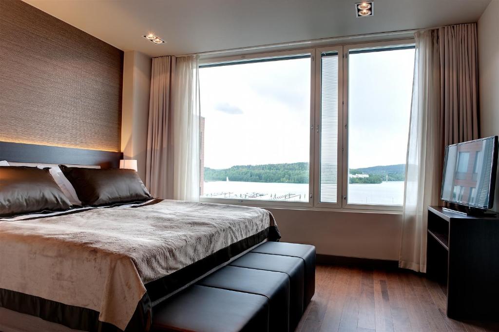 于韦斯屈莱帕维扬奇索洛所库斯酒店的一间卧室设有一张床和一个大窗户