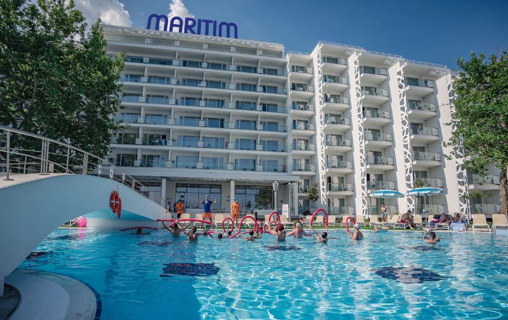 阿尔贝纳Maritim Hotel Paradise Blue的酒店前的游泳池