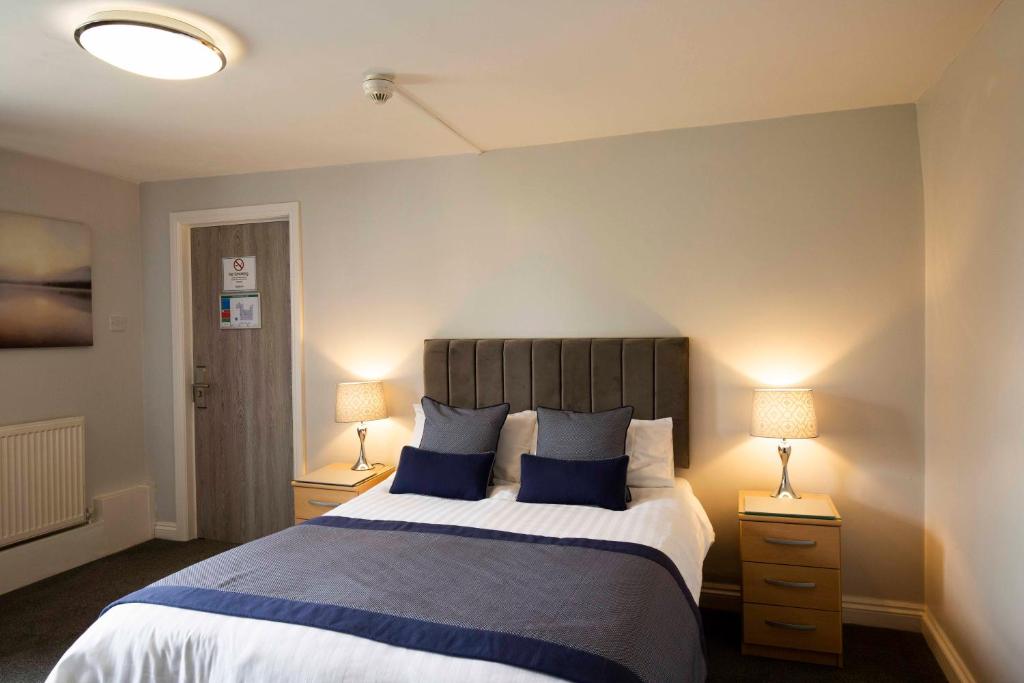 米德尔威奇The Kinderton的一间卧室配有一张带蓝色枕头的大床