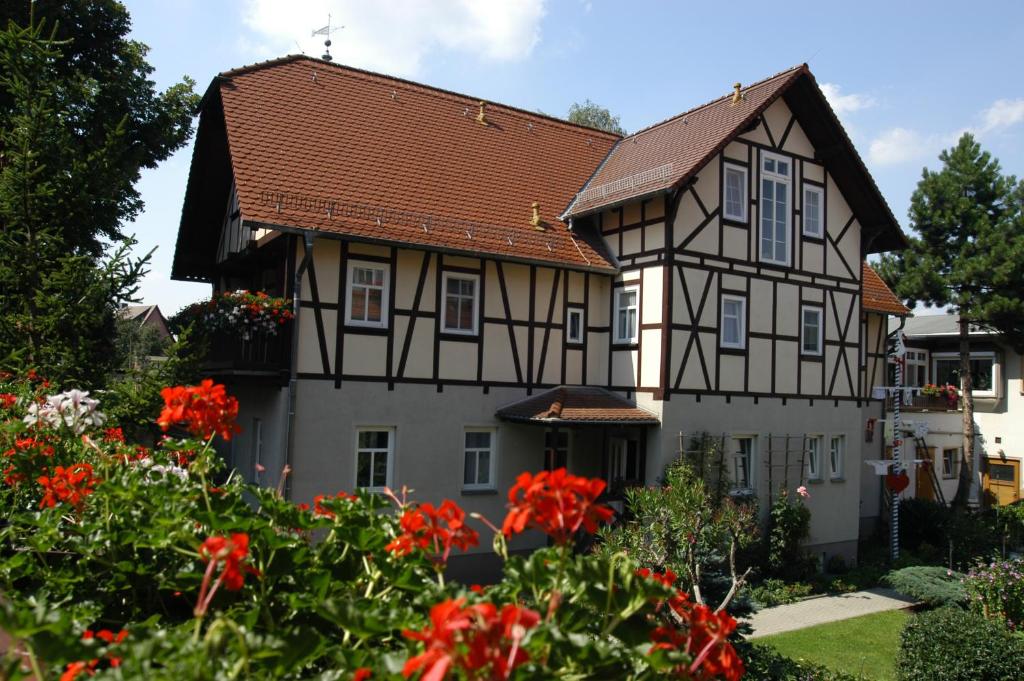 Kromsdorf林登霍夫膳食公寓酒店的前面有红花的房子