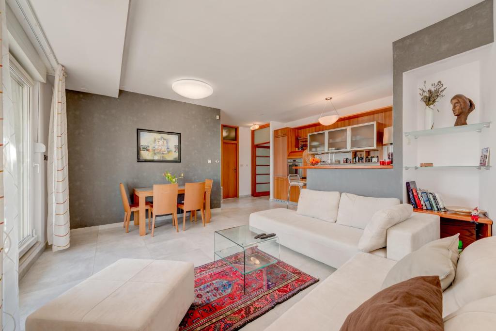 斯普利特Spalato Luxury apartman的客厅配有白色的沙发和桌子