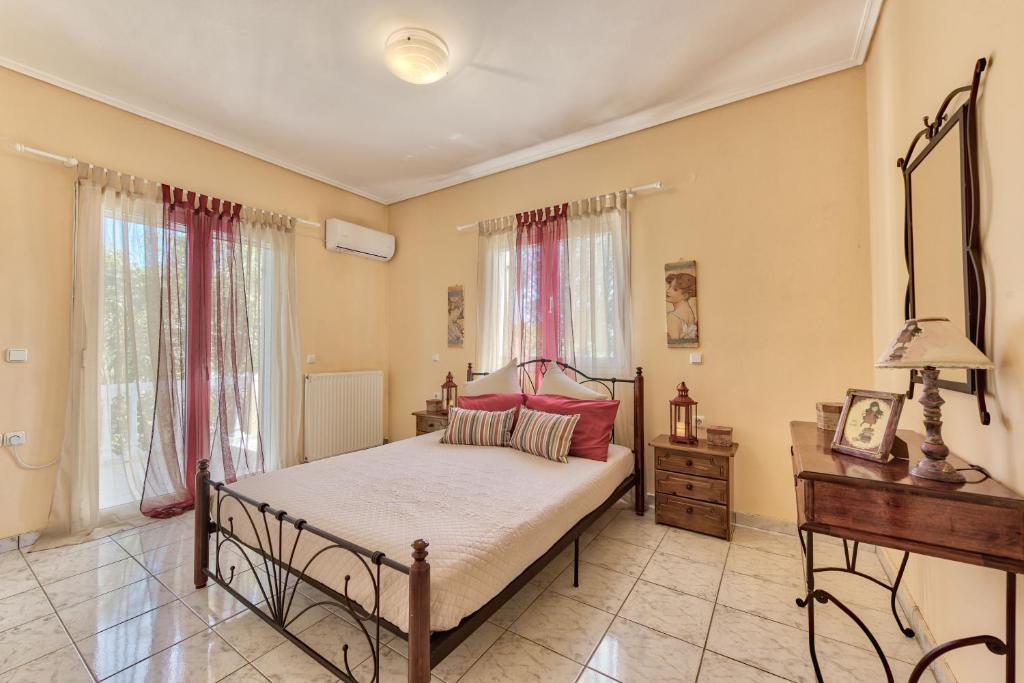 GaïtánionAloisio's Estate的卧室配有床、桌子和窗户。