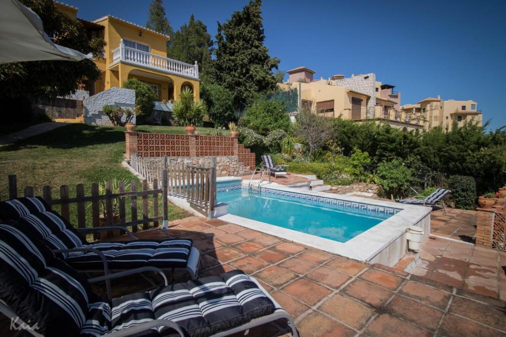 贝纳尔马德纳Villa La Tuna的庭院中带游泳池的房子