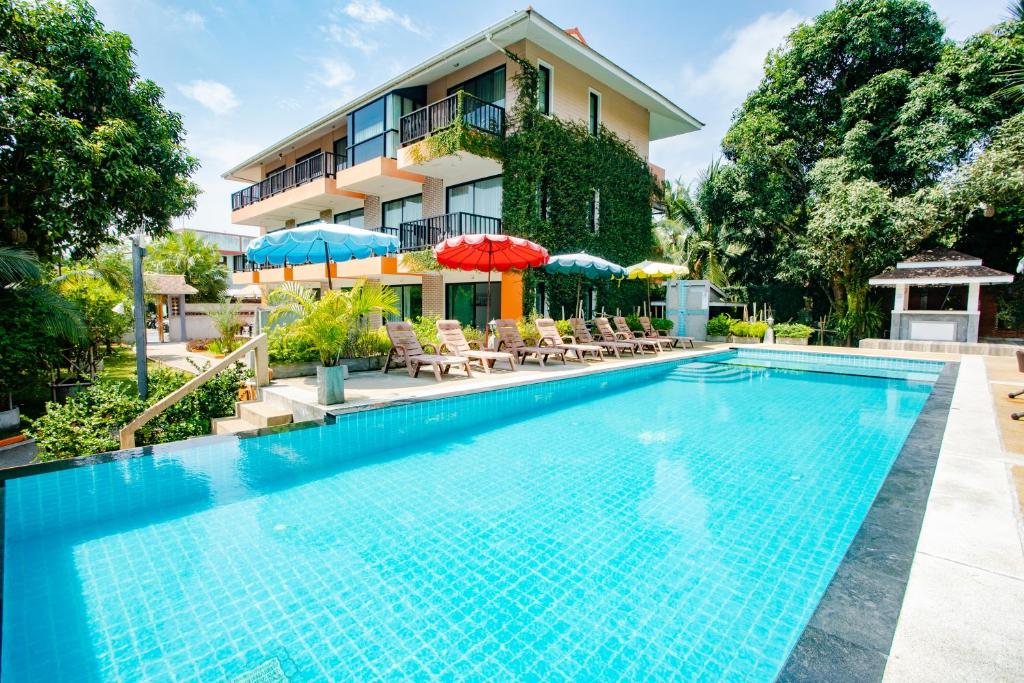 拉迈水疗花园酒店的酒店前的游泳池