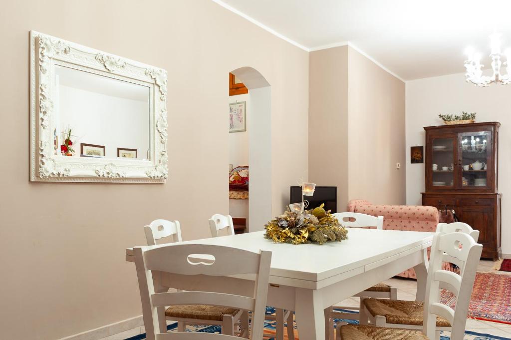 Monterosifavoloso appartamento in villa的一间配备有白色桌椅的用餐室
