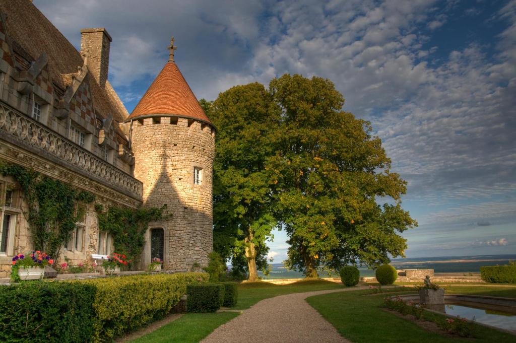 HattonchâtelHattonchatel Château & Restaurant La Table du Château的一座有塔楼和树的建筑