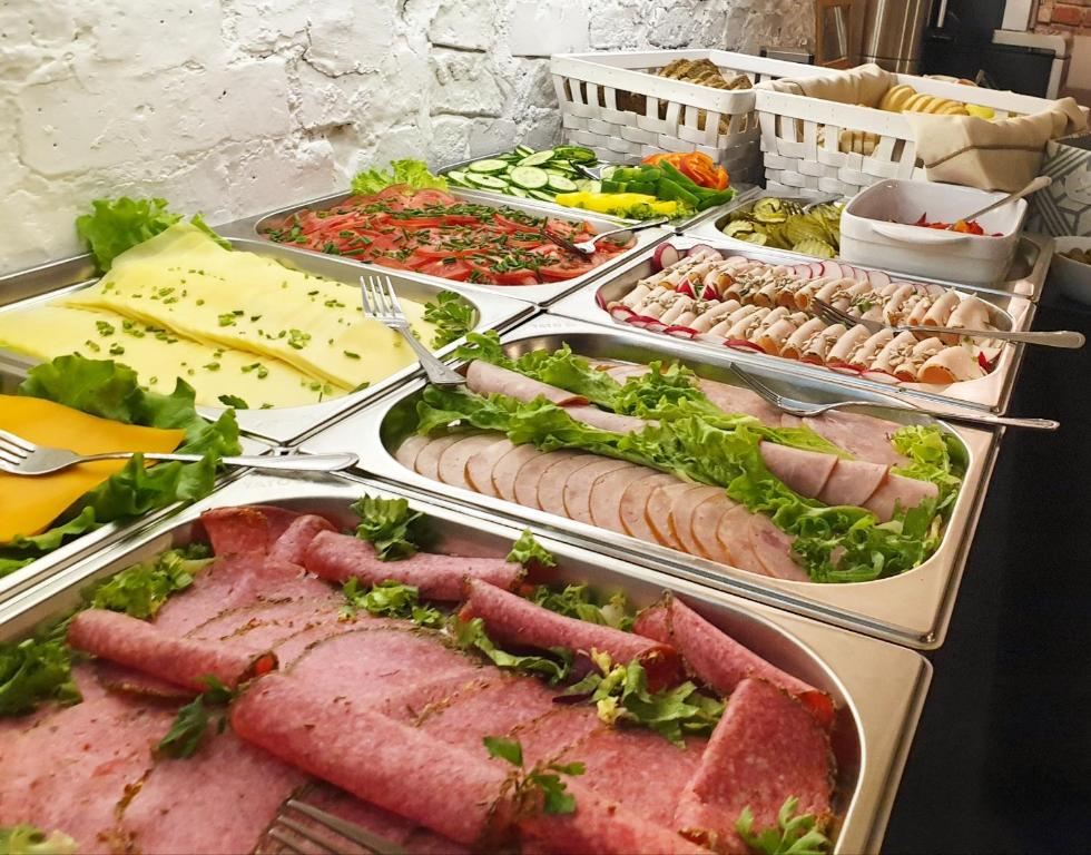 波兹南Expolis Residence - City Center MTP TARGI- Reception 24h的自助餐,包括各种肉类和蔬菜