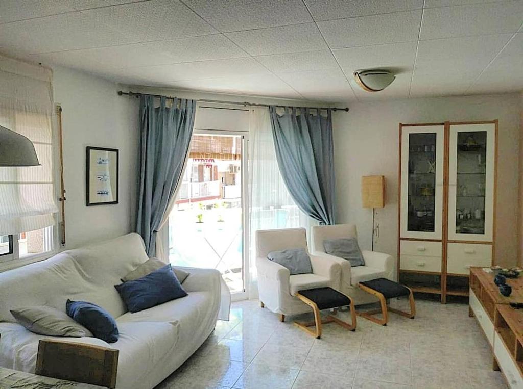 拉梅特拉·德·玛尔Piso con vistas al puerto - Wifi的客厅配有白色沙发和两把椅子