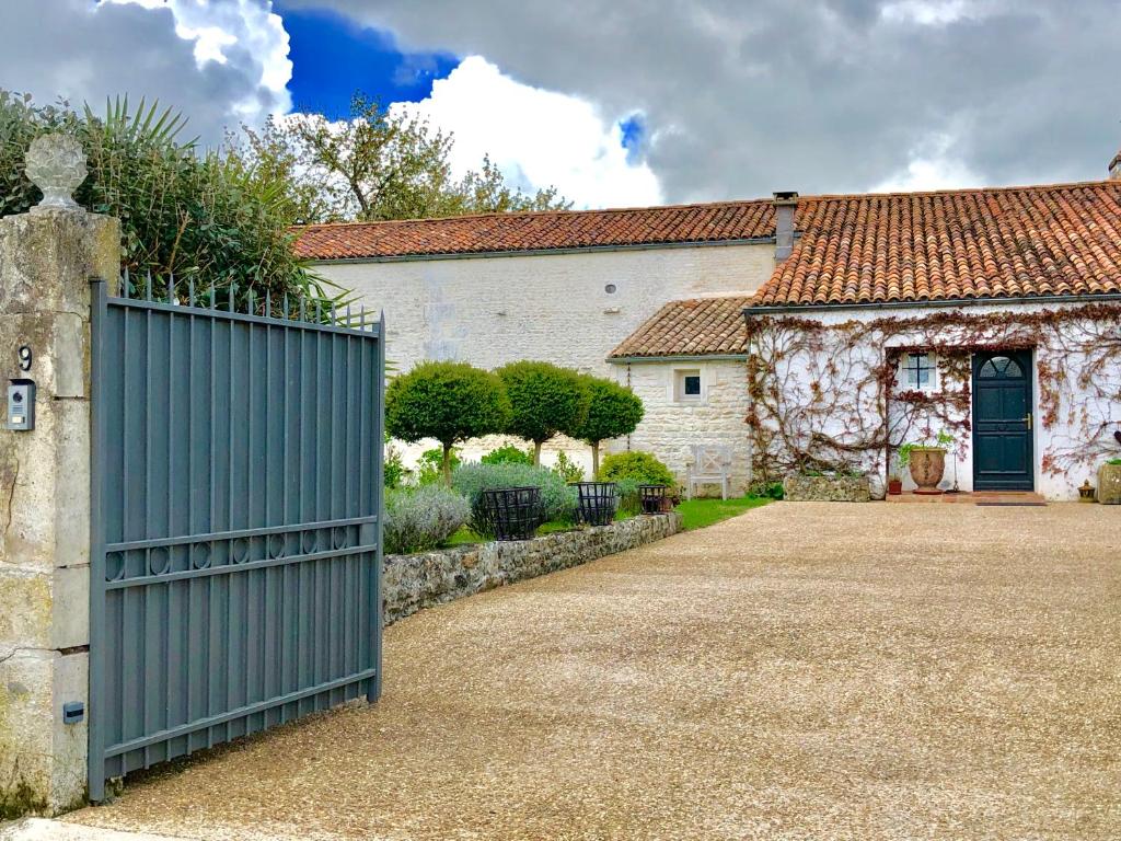 热镇Du Côté de l'Ombrière的一座带栅栏的房子前的大门