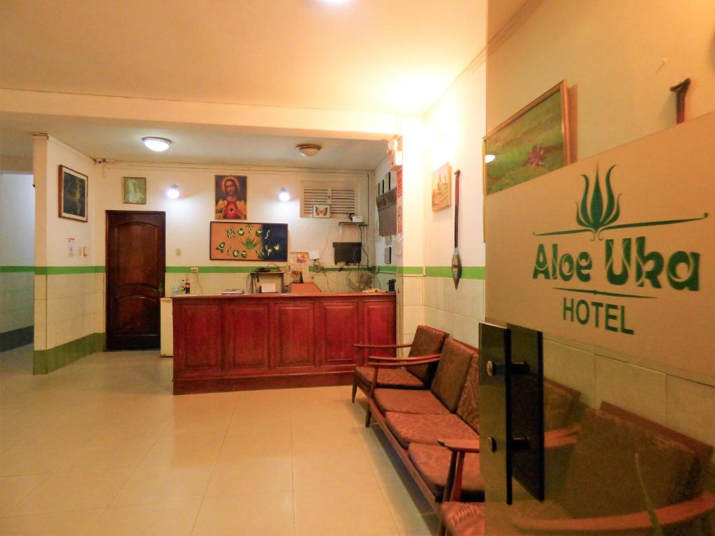伊基托斯Hotel Aloe Uka的酒店大堂设有桌椅