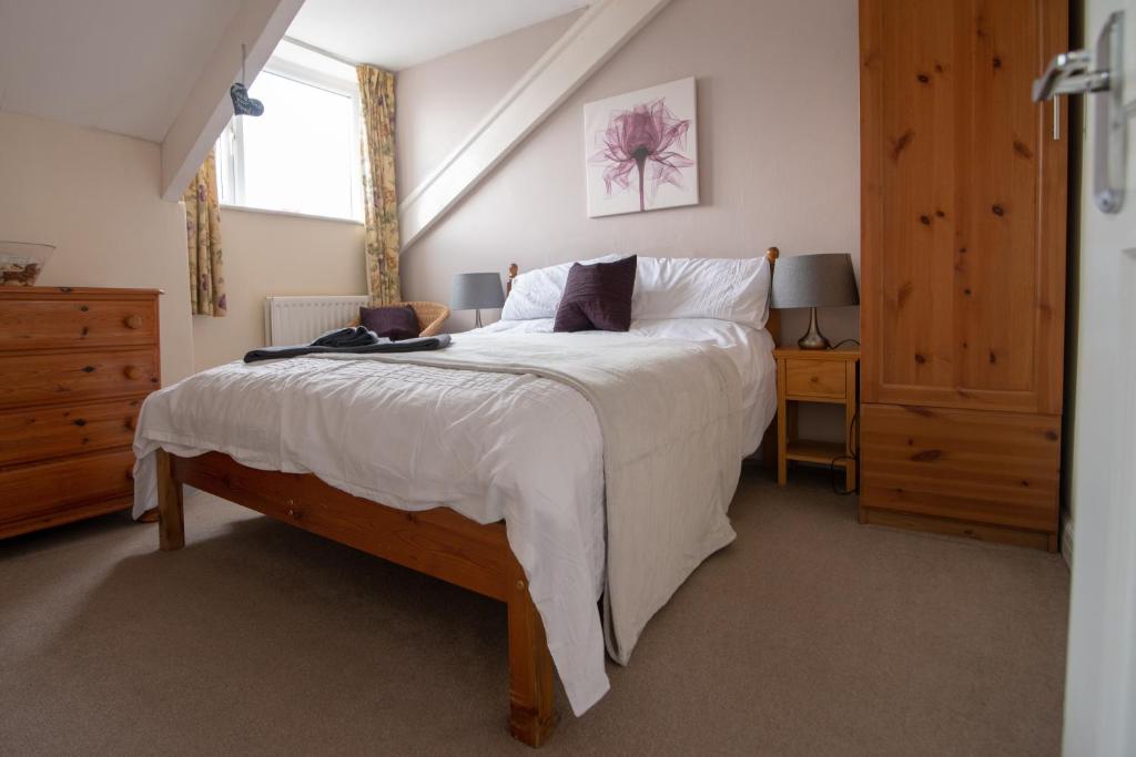 鲍内斯温德米尔蕨菜峭壁酒店的一间卧室设有一张大床和一个窗户。