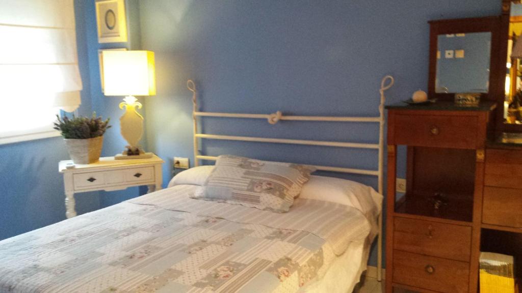 滨海普雷米亚agradable y familiar的一间卧室配有一张床铺,上面有报纸