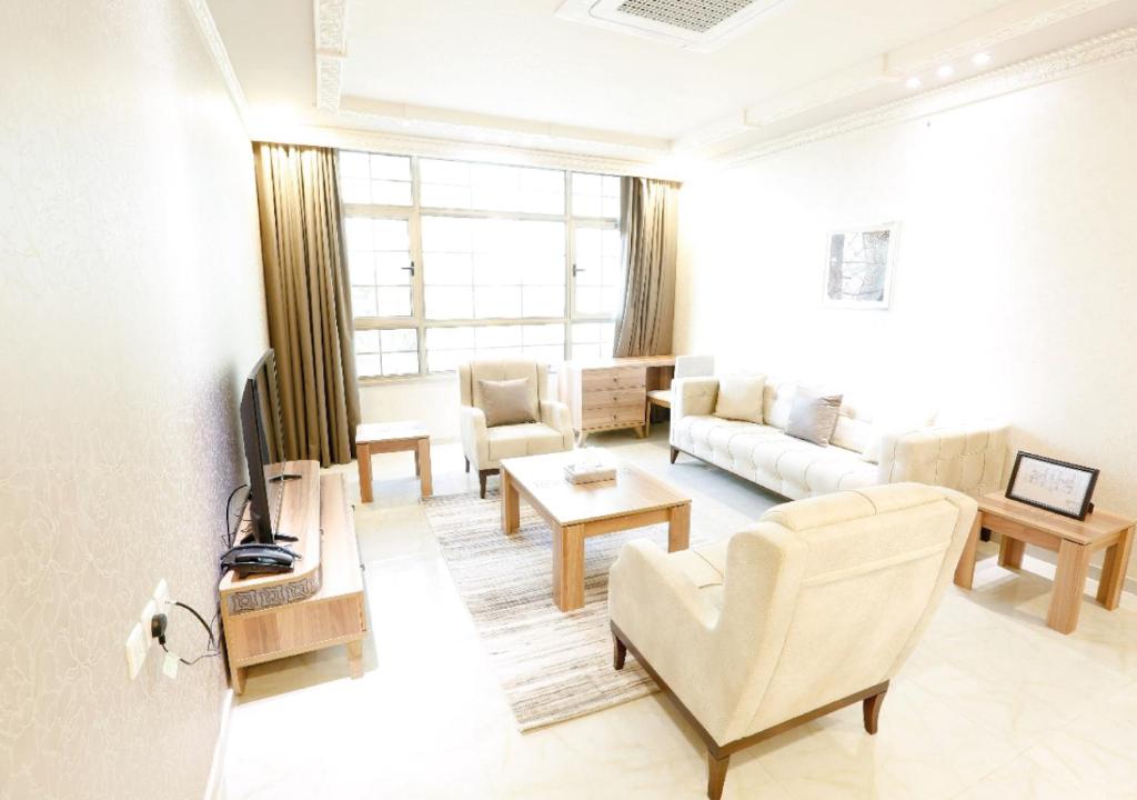 塔伊夫Four Seasons Suites的客厅配有沙发和桌子