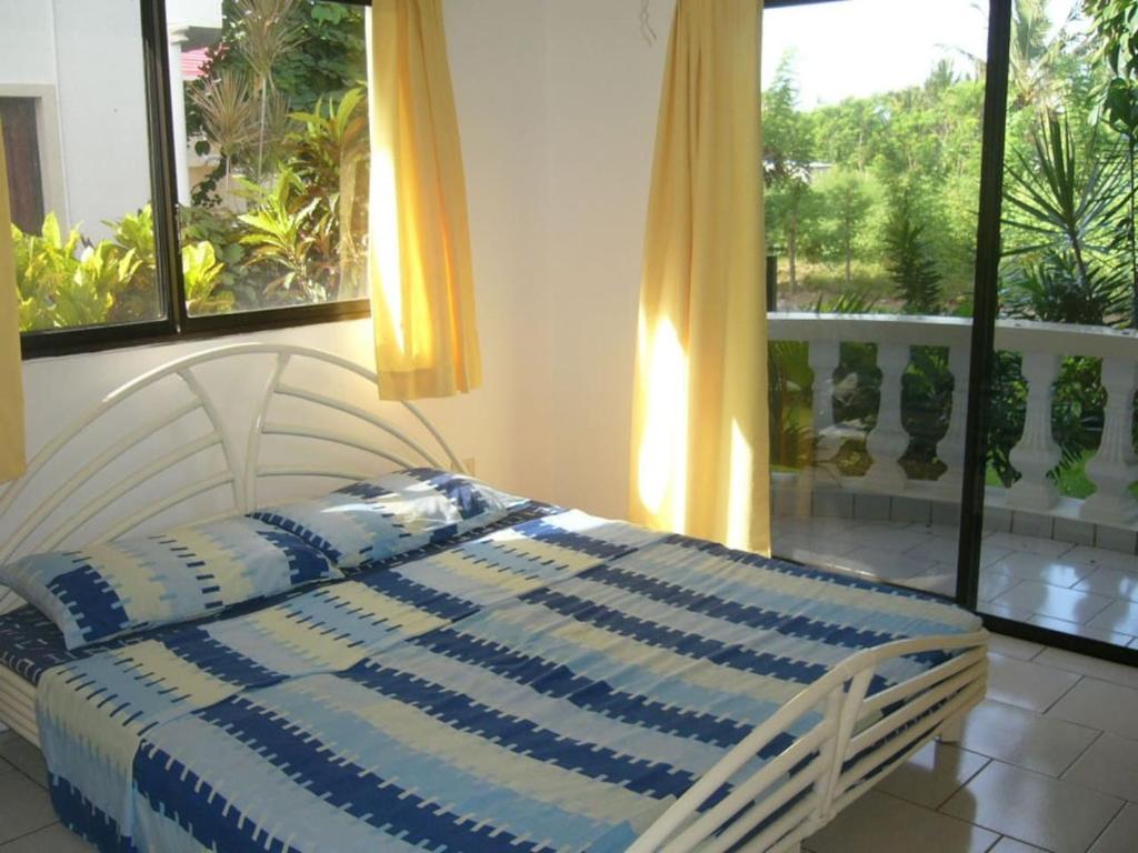 喀巴里特Beachfront apartment near Cabarete的一间卧室配有一张带蓝白色毯子的床