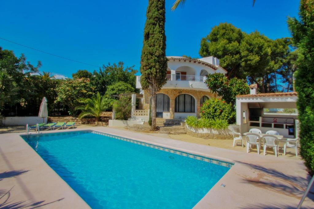 莫莱拉Aldebarán - Costa Blanca holiday rental with private pool的别墅前设有游泳池