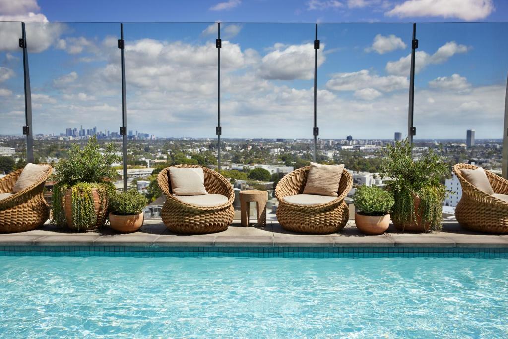 洛杉矶1 Hotel West Hollywood的一座带椅子和植物的游泳池