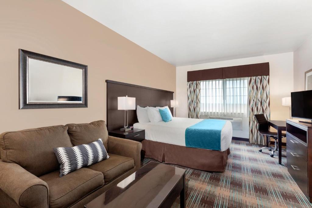 摩西莱克摩西湖酒店的酒店客房,配有床和沙发
