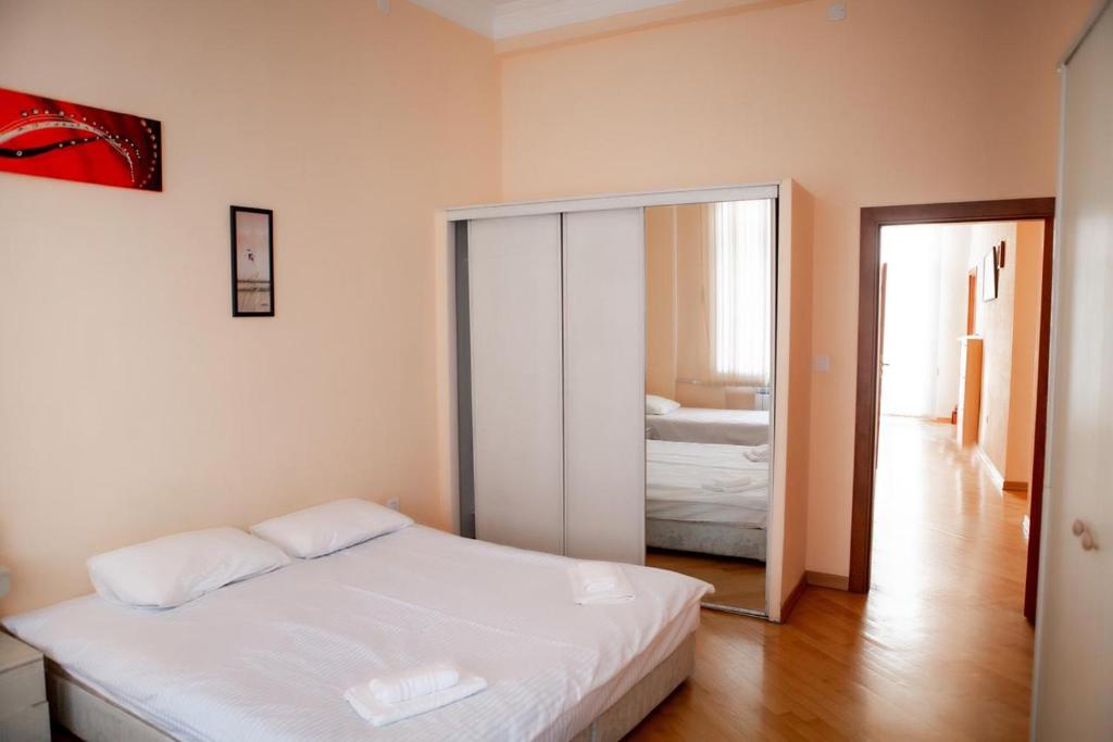 巴库MINI- VENICE Apartment 2 Bedrooms的卧室配有白色的床和镜子