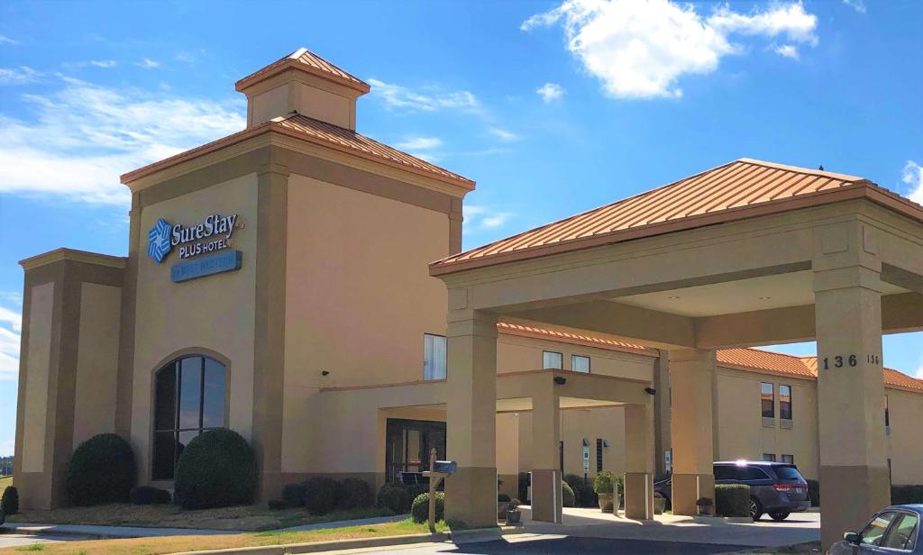 罗阿诺克拉皮兹SureStay Plus Hotel by Best Western Roanoke Rapids I-95的前面有标志的酒店大楼