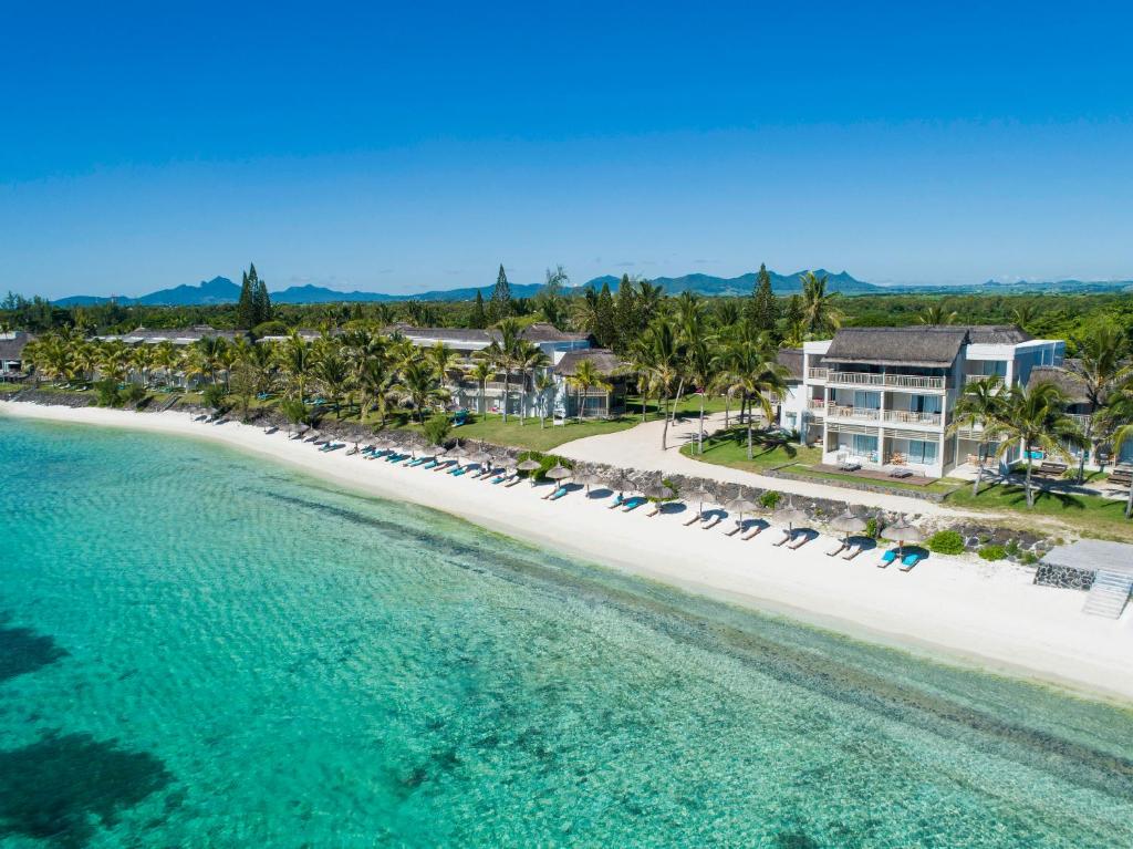贝尔马尔Solana Beach Mauritius - Adults Only的享有海滩的空中景致。