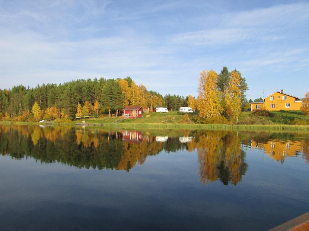 Lemmenjoki莱蒙鲁莫 - 自然体验与住宿露营地的享有树木和房屋的湖泊美景。